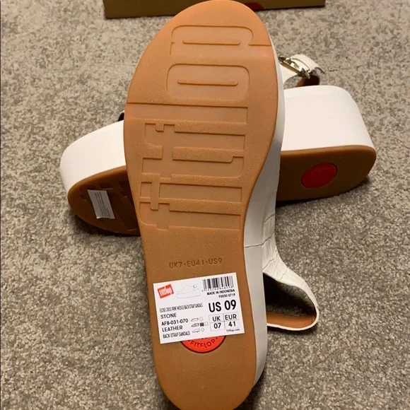 Lovingly worn Fitflop Eloise croc-print stone - Picture 3 of 3